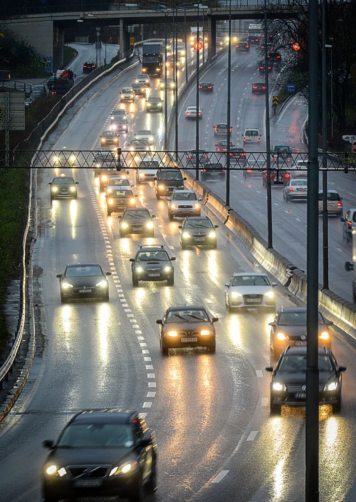 Fra 6. mai vil det ikke lenger være tillat for elbiler å kjøre i kollektivfeltene på vegnettet i Oslo og Akershus. Det gjelder både kommunale veger, riks- og europaveger. Forbudet som blir gjeldene på både statlige og kommunale veger innføres som ett av flere tiltak for å legge til rette for kollektivtrafikken når Ring 1-tunnelene stenger 1. juli.