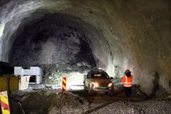 Lokal journalist som får ta bilde av enden i Kvitsøy-tunnelen.
