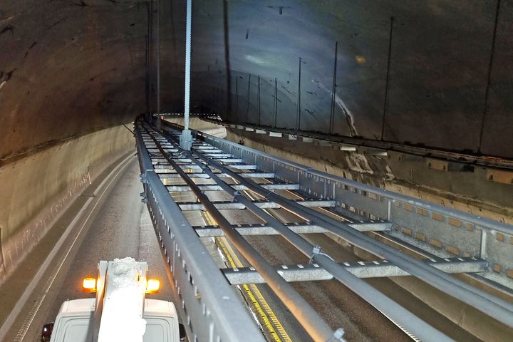 Eksisterende kabelbro og belysning i Slåttekåstunnelen er i dårlig stand. Alt dette skal nå byttes ut og erstattes med nytt utstyr.