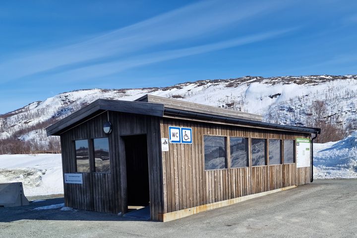 Toalettbygget på rasteplassen på Heia i Troms.