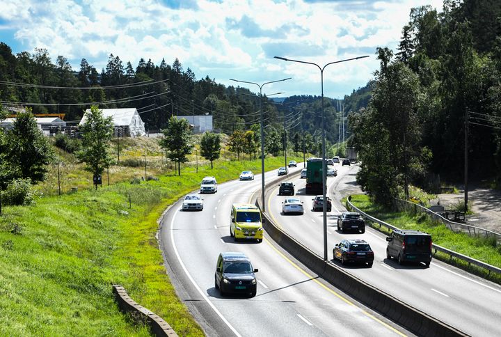 Kjappe feltskifter og brå oppbremsinger forplanter seg bakover og skaper kø og forsinkelser, og øker samtidig risikoen for alvorlige ulykker. Kjør mykt, oppfordrer Guro Ranes i Statens vegvesen. Bildet viser trafikk på E6 ved Abildsø i Oslo.