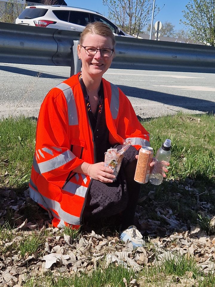 Miljørådgiver Hanne Mørch beklager at Statens vegvesen må bruke ressurser på å plukke søppel som folk kaster fra bilene.