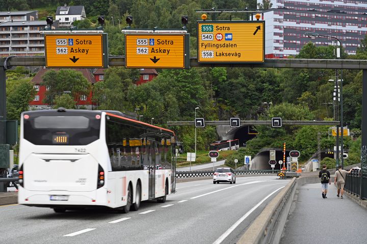 Bilde fra brua og inn mot Damsgårdtunnelen, med buss i forgrunnen.
