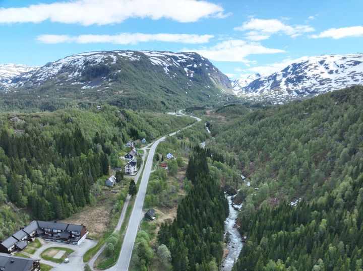 Dronebilde av fjellet ved Hesjabakkmyrane. Tunnelen skal gå inn i fjellet til venstre. Foto: Statens vegvesen