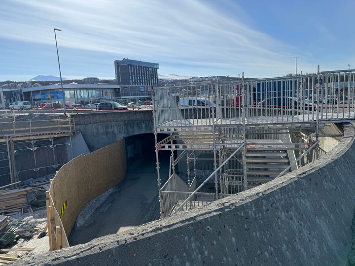 Bildet viser den midlertidige trappen i Giæverbukta, som nå blir stengt grunnet anleggsarbeid