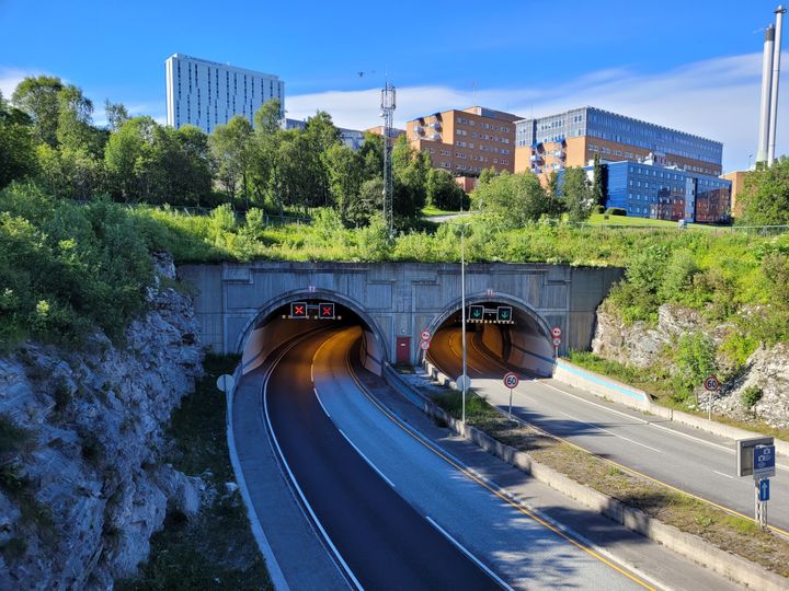 E8 Tromsøysundtunnelen med Universitetssykehuset i Nord-Norge i bakgrunnen.