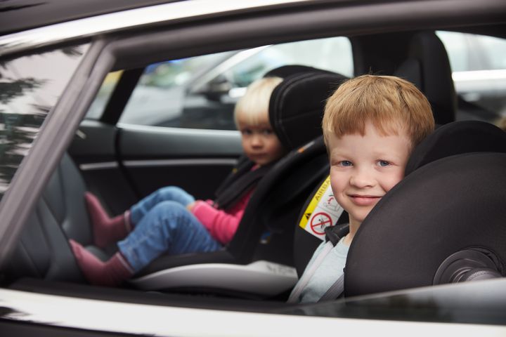 Bildet viser to barn i bilstol.