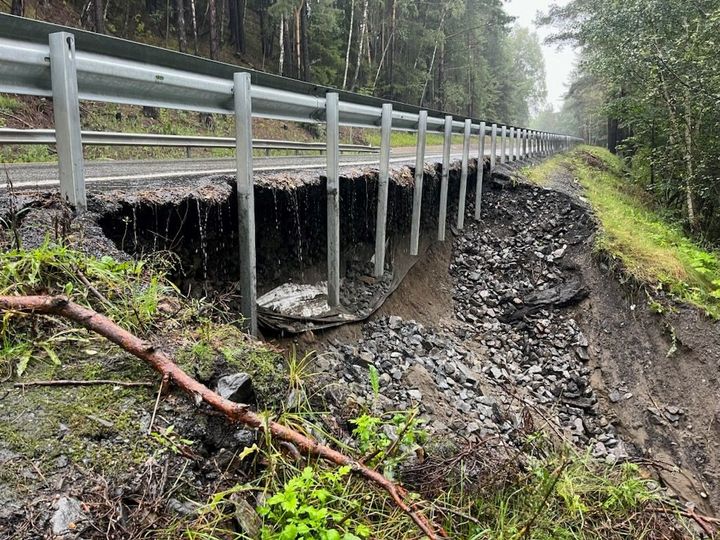 E16 er stengt ved Hønefoss på grunn av ras.