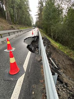 Bildet viser de store skadene har fått med utgliding av veibanen.