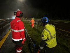 Folk i arbeid med rekkverksutskiftningen