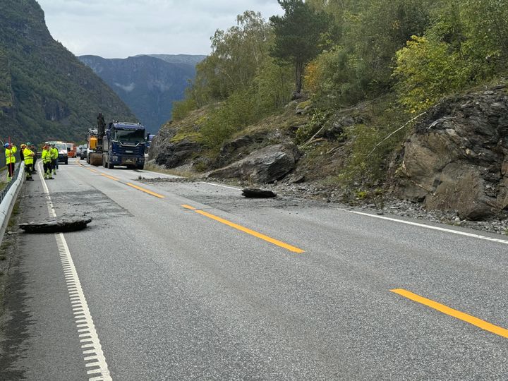 Det er fortsatt mye bevegelse i fjellet, og derfor utrygt å ferdes i området. Geolog vil vurdere fjellet når det er blitt lyst.