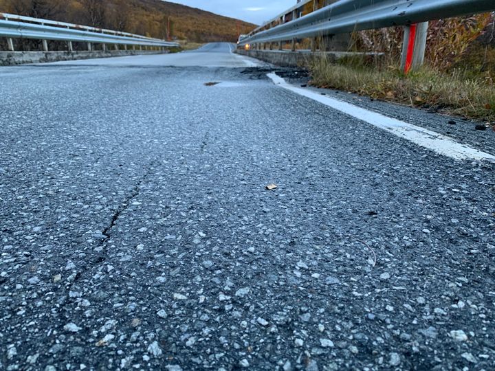 Setningsskadene ved Krutåga bru på riksveg 73 i Hattfjelldal - Aarborte skal utbedres. Vegen over grensa blir helt stengt tirsdag 24. september.