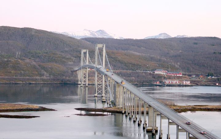 Bilde av Tjeldsundbrua på E10 mellom fastlandet og Hinnøya i Troms.