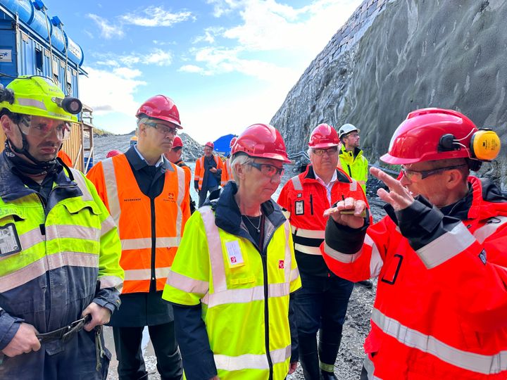 Prosjektleder Ole Kristian Birkeland i Statens vegvesen, t.h. og anleggsarbeider Suni Thomson Midjord i NCC hadde med seg en interessert LO leder Peggy Hessen Følsvik på vegprosjektet E136 Breivika-Lerstad i Ålesund. Samferdselsminister Jon-Ivar Nygård og utbyggingsdirektør Kjell Inge Davik i Statens vegvesen var også med på befaringen.