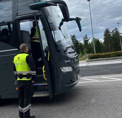 Kontrollørerer sjekker beltebruk i buss