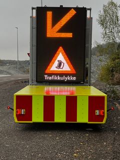 Støtputa bak på vaktbilen skal beskytte mannskapet når de arbeider i veien. Den tåler å bli påkjørt i opptil 110 km/t. LED-lystavla varsler trafikantene tydelig om at det har skjedd noe på veien. (Foto: Arne Bahus, Statens vegvesen)