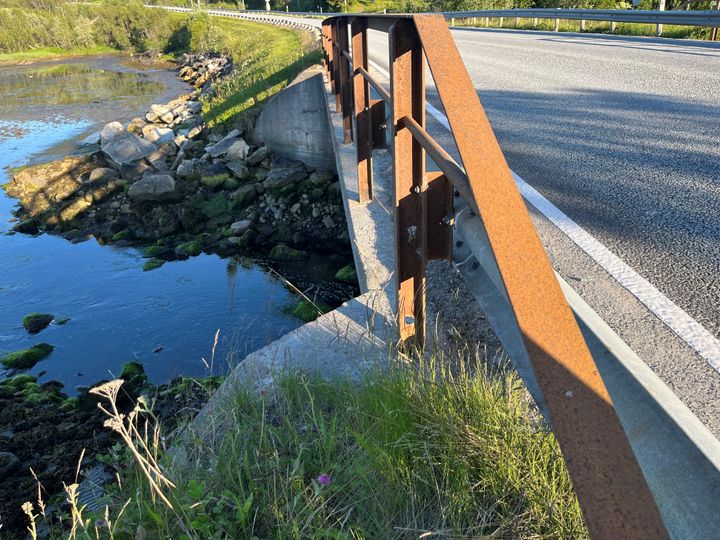 Bildet viser rekkverket på brua i Sørvik på riksveg 83 i Harstad. Det er tydelig rustent.