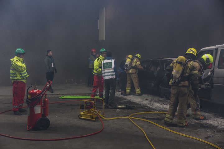 Et bilde av tjenestemenn fra flere nødetater som har beredskapsøvelse i tunnel og øver på brann og ulykkeshåndtering