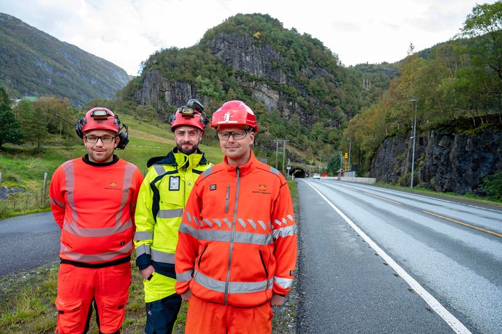 Bilde av Magnus Marøy (f.v.), Sindre R. Sørfonn og prosjektleiar Eirik M. Røthe som styrer oppgraderinga av tunnelane ved Dale. Arbeidet har vart i rundt to år no, og to tunnelar er ferdig oppgraderte, medan dei andre tre nærmar seg slutten.