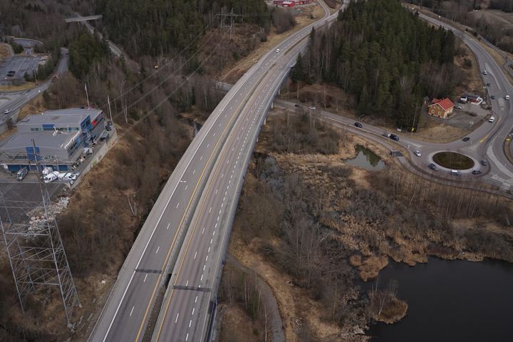 Dronebilde av E6 Klemetsrud bru som går over Ljabruveien.