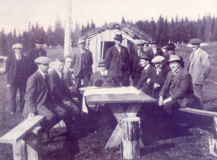 Fra åpningen av Innlandsvegen (rv.50 Grong-Mosjøen) 6. august 1924. Rund bordet sitter f.v.: J. Funder, Sjef Helgeland vegavdeling, F. Lyng, avd. ing. Vegdirektoratet, P. Ravlo, disp. Fylkesbilane Steinkjer, H.B. Guldahl, fylkesmann Nord-Trøndelag, A. Korsbrekke, overingeniør N Trøndelag, E. Clausen, amtsveterinær, O.T. Olsen, politimester i Helgeland. Stående f.v.: W. Paulsen, (sønn av E Paulsen) N. Mjåvatn, ordfører i Vefsn, E. Paulsen, Skyssstasjon Fellingfors, O. Tustervatn, ordfører i Hattfjelldal, B. Laksfors, Skysstasjon Laksfors, A. Skoksås, lærer og poståpner Grane, , L. Moe,gårdbruker Vefsn, ukjent.