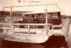 Buss og sjåfør avbildet på ferge ved Nes i Namsen på riksveg 50 i Grong (Harran). Bussen tilhører Solid busselskap i Mosjøen. Bussens registreringsnr. W4 og sjåføren er Arthur Tetmo.