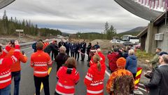 Jubel i Nordland: En time etter åpninga nord i Trøndelag kuttet statssekretær Tom Kalsås i samferdselsdepartementet (Ap) snora og erklære 10 km ny og moderen E6 helt sør i nordland.