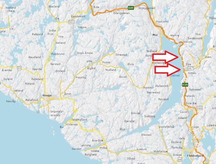 Statens vegvesen skal neste måneden gjøre arbeid i Djupedaltunnelen (øverste pil) og Siratunnelen (nederste pil). Anbefalt omkjøring på vestsiden av Lundevatnet gis både via friteksttavle og andre kanaler. Kart: Statens vegvesen