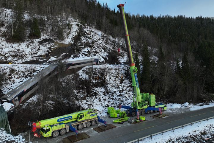 En stor kran er satt opp for bergingsoperasjonen av tog og lokomotiv. E6 vil være stengt mens arbeidet pågår fra tirsdag morgen kl. 07 frem til bergingsoperasjonen er ferdig.