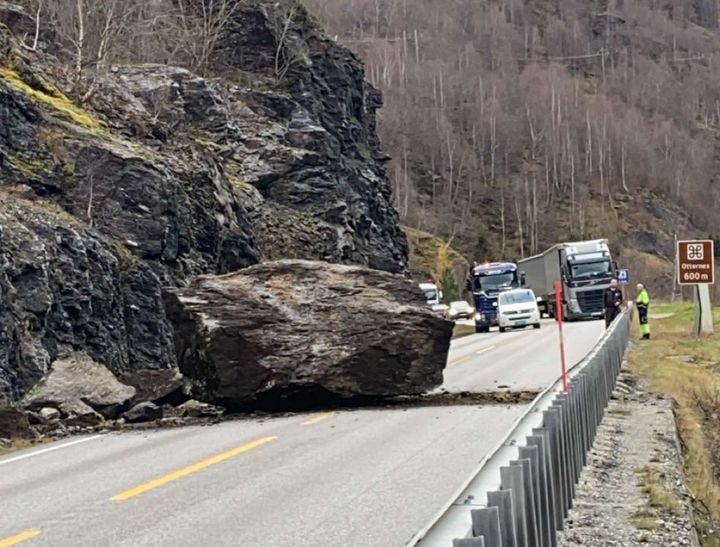 Steinen som har falle ned på E16 i Aurland er så stor at den må sprengast for å kunne bli fjerna.