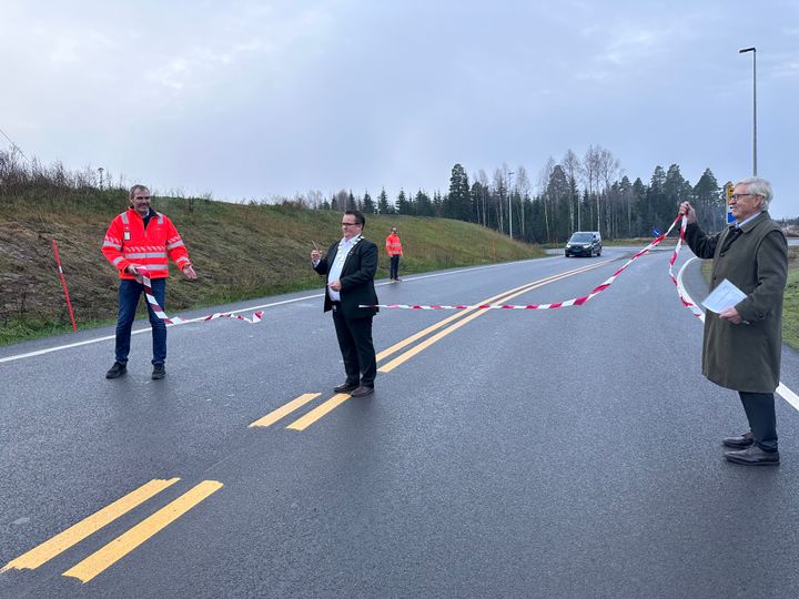 Avdelingsdirektør Nils Karbø i Statens vegvesen og Hans Jacob Hansen fra Gardermoen næringshage holdt snora da ordfører Ståle Lien Hansen åpnet første byggetrinn av ombyggingen av Grønnvollkrysset på E6. Her på tilstøtende fylkesveg.