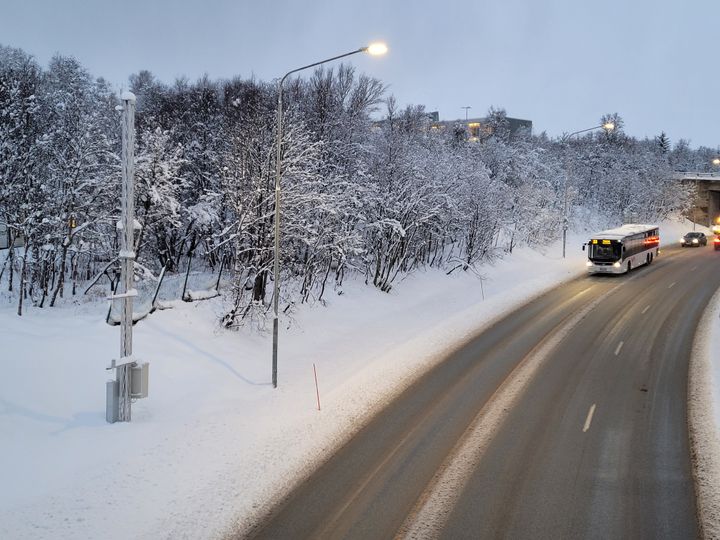 Bilde av ny værstasjon ved E8 Tverrforbindelsen i Tromsø i snødekt vinterlandskap.