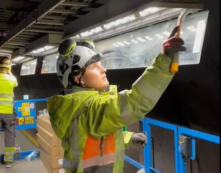 Ny LED-belysning blir montert i eksisterende lysarmaturer, og strømkabler blir gjenbrukt når gamle lysrør har nådd sin levetid og må skiftes ut. (Foto: Thomas Granheim / Statens vegvesen)