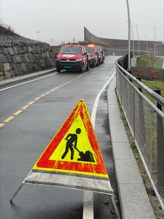 Når Vegvesenet sine entreprenørar parkerer på og ved gang- og sykkelvegar i Stavanger-området, er det fordi har har ein jobb å gjere, til beste for dei mjuke trafikantane. Foto: Risa AS