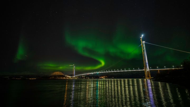 Bilde av Hålogalandsbrua på E6 med nordlys over.