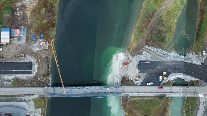 Dronefoto av anleggsområdet for ny bru på E6 på Storslett i Nordreisa sett ovenfra.