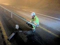 Nødåpninger som er montert i midtrekkverket på E18 ved Ørje, skal gjøre det mulig å slippe gjennom og dirigere trafikken ved store snøfall og andre alvorlige hendelser. (Foto: Ole-Johan Rudsrud / Statens vegvesen)