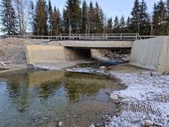 Bilde av brua og elveløpet etter utbedringene.