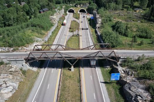 Dronebilde av nåværende Sletta bru. Det er betongfundamentene som nå skal rives.