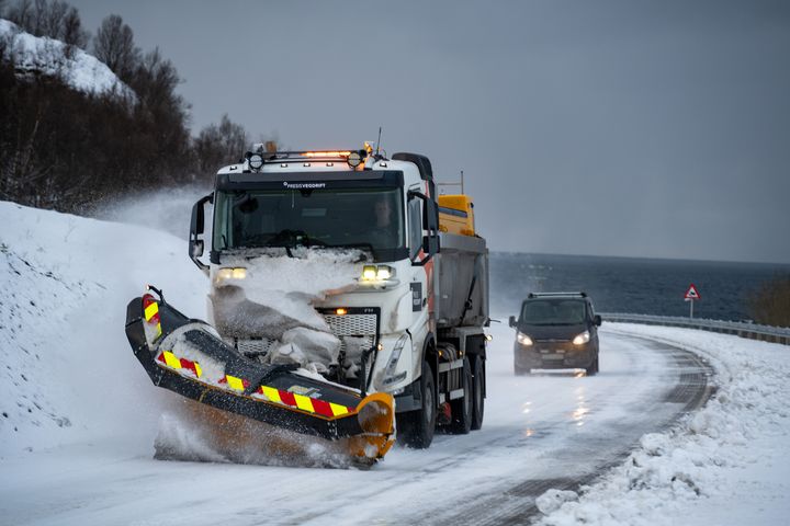 Bilde av brøytebil og varebil som kjører etter denne.