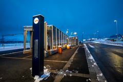 Ledelinjer: Frem til de fire busstoppestedene er det lagt drøyt 360 meter med ledelinjer. De er laget av taktile heller som gir bilnde og svaksynte informasjon om retning m.m.