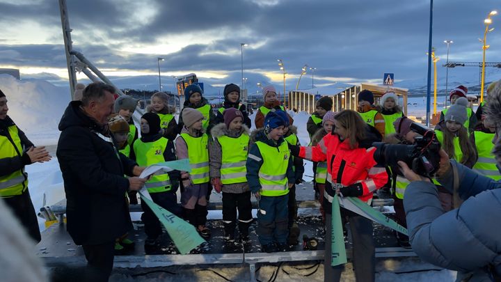 Stolt snorklipper: William Herold Hansen fra trinn 1. ved Workinnmarka skole i Tromsø fikk æren av å klippe snora og markere at Giæverbukta kollektivterminal var offisielt åpnet. Til venstre ordfører i Tromsø,  Gunnar Wilhelmsen (Ap), til høyre vegdirektør Ingrid Dahl Hovland, Statens vegvesen.