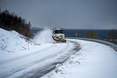 Lastebil som brøyter snø.