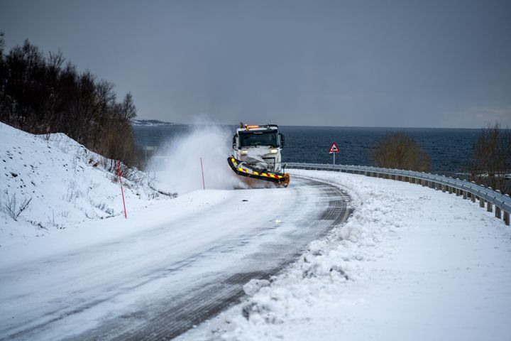 Lastebil som brøyter snø.