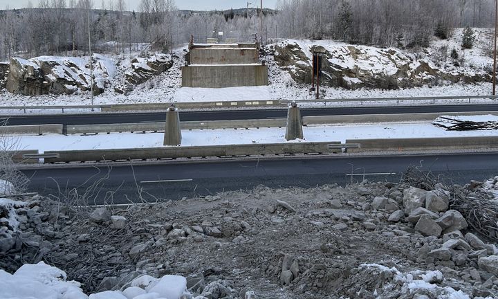 Bilde av brua er revet og bare midtsøyler og ene landkar står igjen.