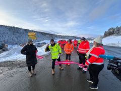 Regionsjef Guttorm Tysnes i Norges Lastebileierforbund har jobbet for ny rv. 3 i mer enn 20 år. Tirsdag fikk han klippe snora da Vegvesenet satte på trafikk på den nye vegen. Ordfører Merete Myhre Moen i Tynset kommune  og prosjektdirektør Ingunn Foss i Statens vegvesen, sørget for at NLF-sjefen fikk gjort jobben med saksa. Per Kollstad/Statens vegvesen