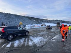 Trafikken måtte vente noen minutter da snora ble klippet. Som takk for tålmodigheten fikk bilkøa en sjokolade. Stemningen var god da køa ble vinket fram og fikk kjøre over den nye brua