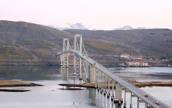 Tjeldsundbrua på E10 er fastlandsforbindelsen for Harstad, Vesterålen og Lofoten. Det blir fortsatt trafikkbegrensninger over brua i forbindelse med bytte av pendellager.