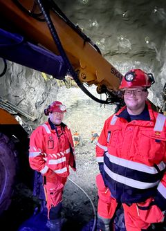 15 000_005.jpg  Skanska passerer 15 000 meter drevet tunnel på OPS Hålogalandsvegen.  I marmorhvelvet i Gullberg øst, som vender ut mot Tjeldsundbroen står fra venstre: Statens vegvesen ved Henning Larsen og Bjørn-Einar Hansen.