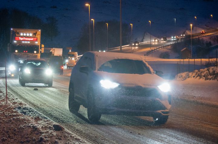 Følg med på værmelding, og sjekk trafikkmeldinger for din rute på www.vegvesen.no/trafikk eller i appen Vegvesen trafikk,